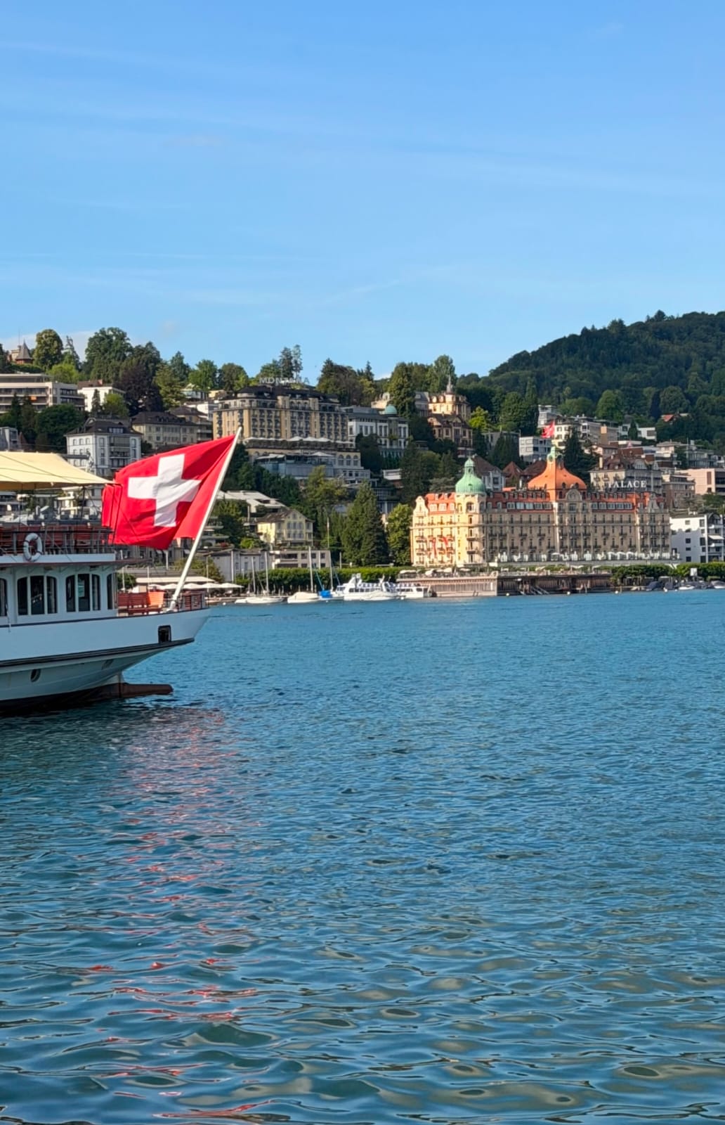 Lago de los Cuatro Cantones en Lucerna con los Alpes al fondo